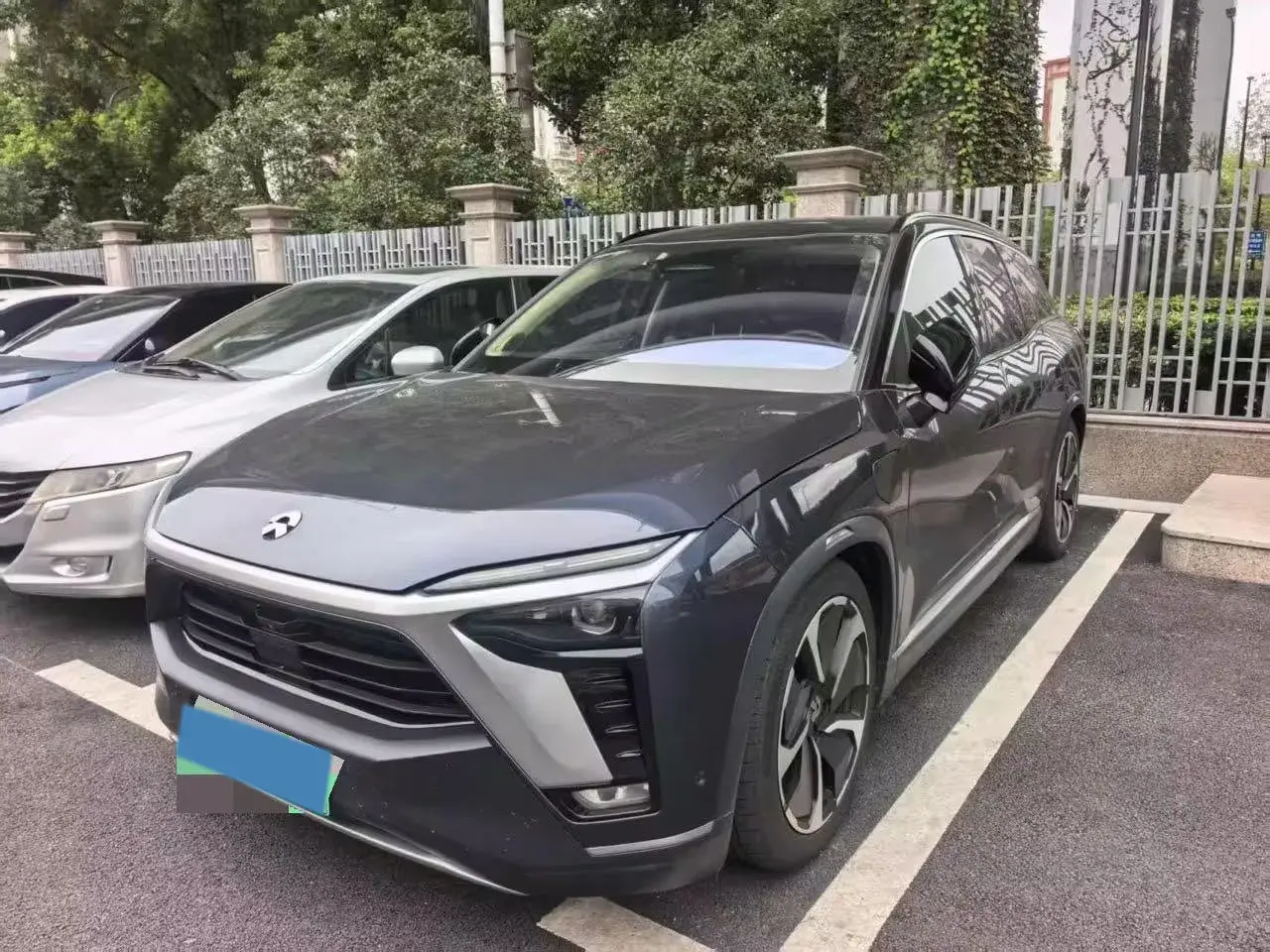 2020 NIO ES8 view 1