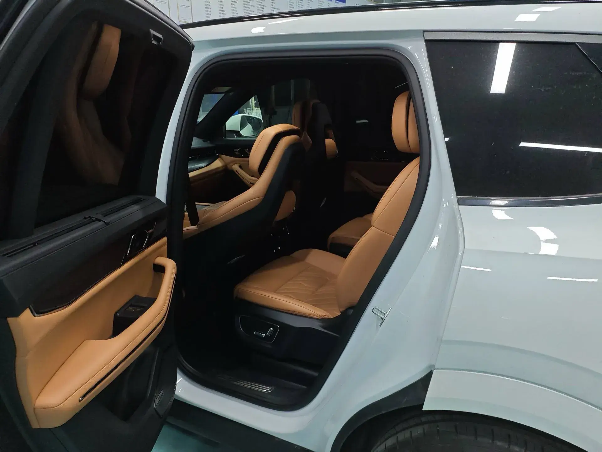 2021 LYNK&CO 09 thumbnail 4