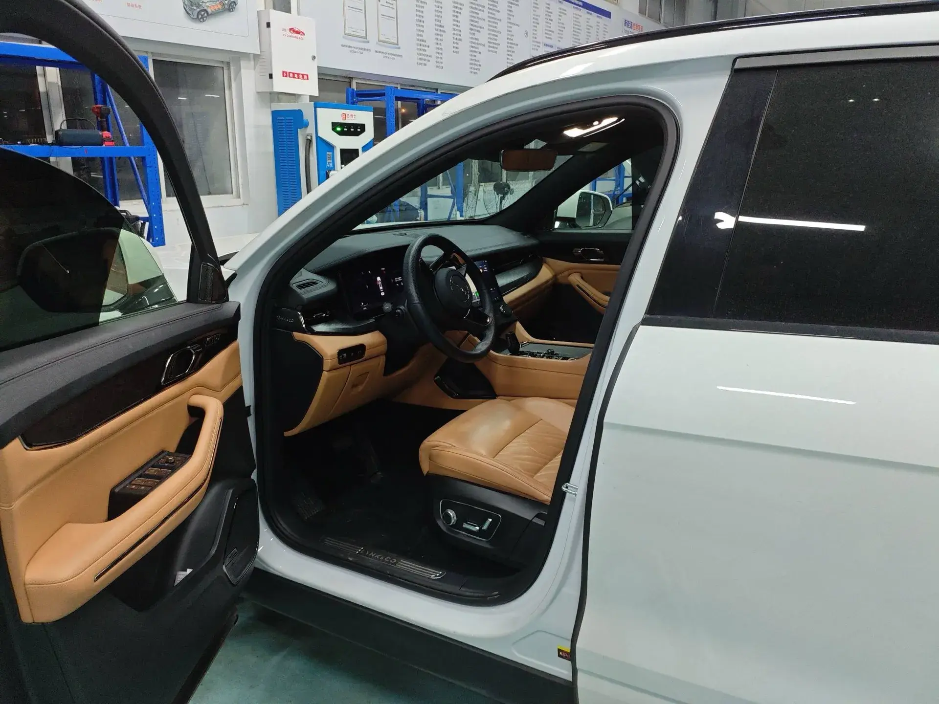 2021 LYNK&CO 09 thumbnail 3