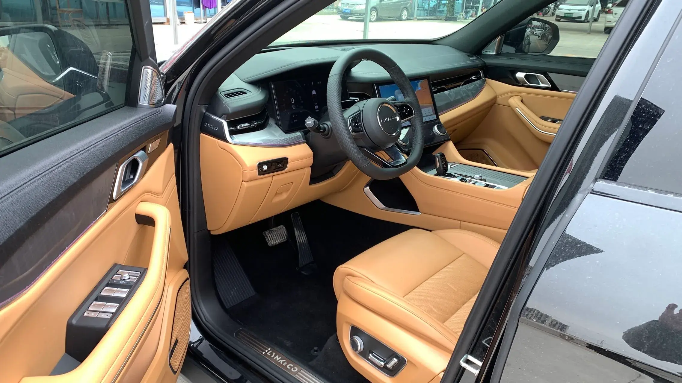 2024 LYNK&CO 09 thumbnail 4