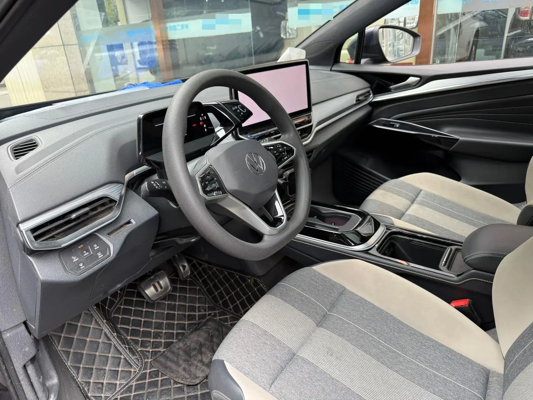 2024 VOLKSWAGEN ID.4 thumbnail 4