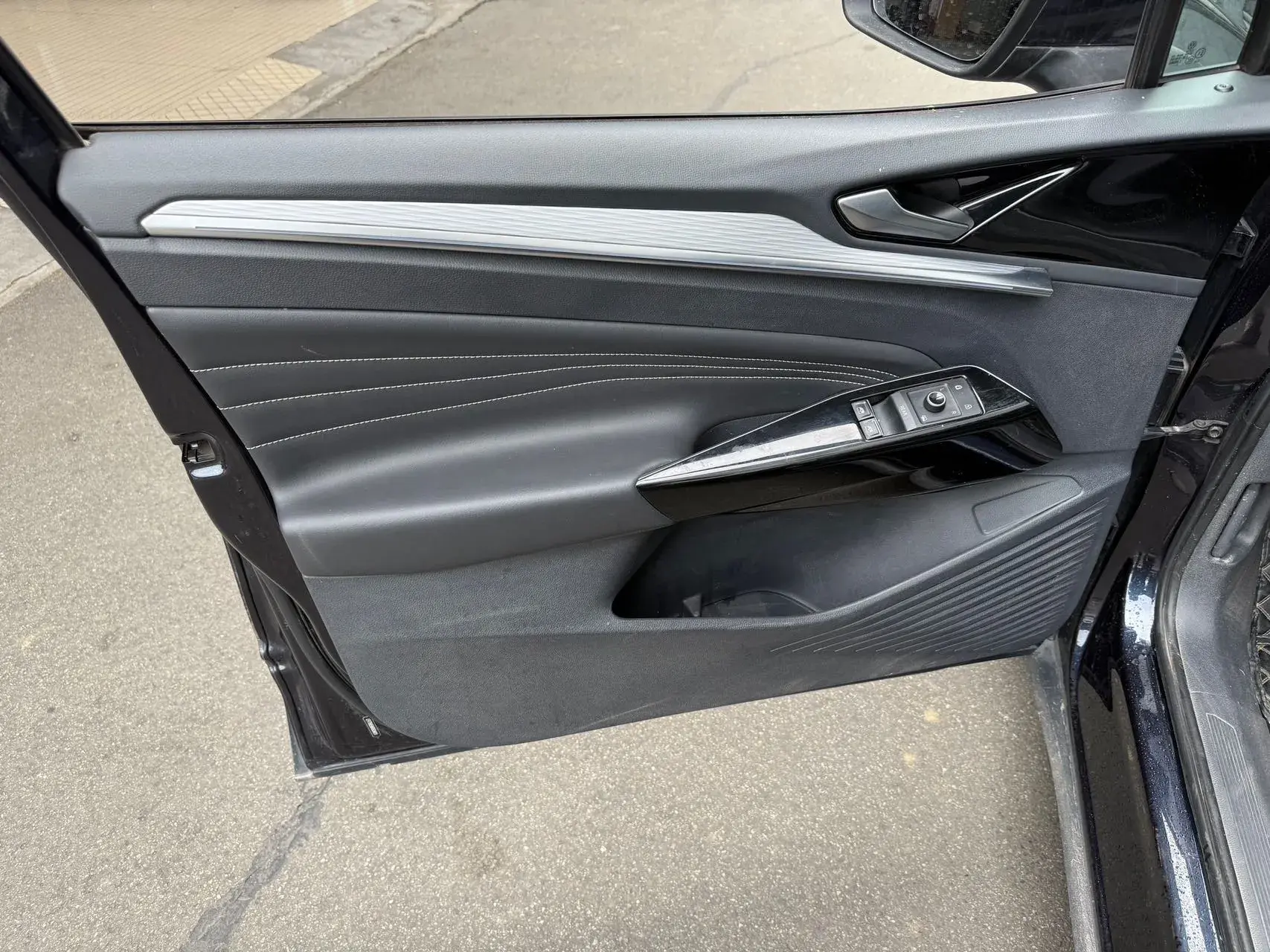 2024 VOLKSWAGEN ID.4 thumbnail 3