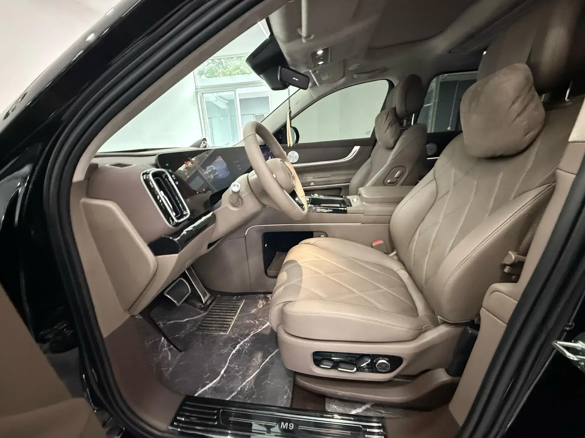 2025 AITO AITO thumbnail 3