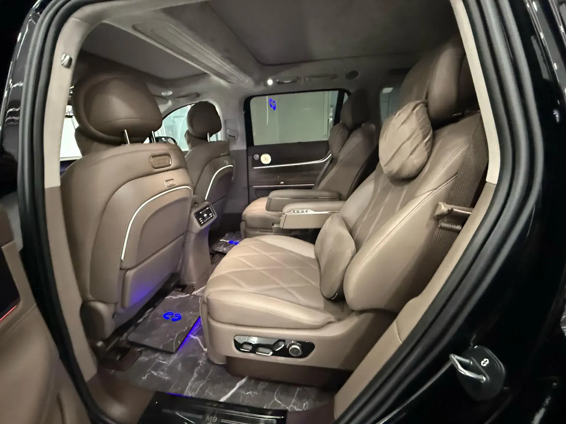 2025 AITO AITO thumbnail 4