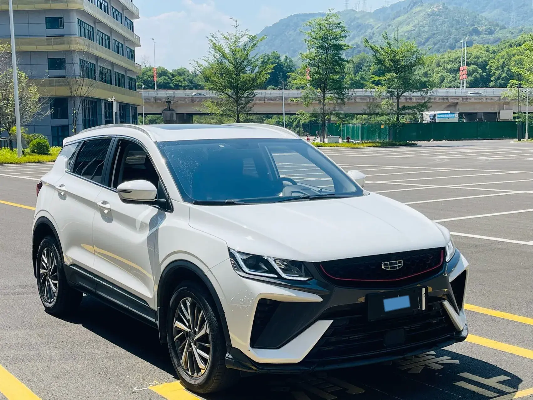 2021 GEELY COOLRAY thumbnail 3