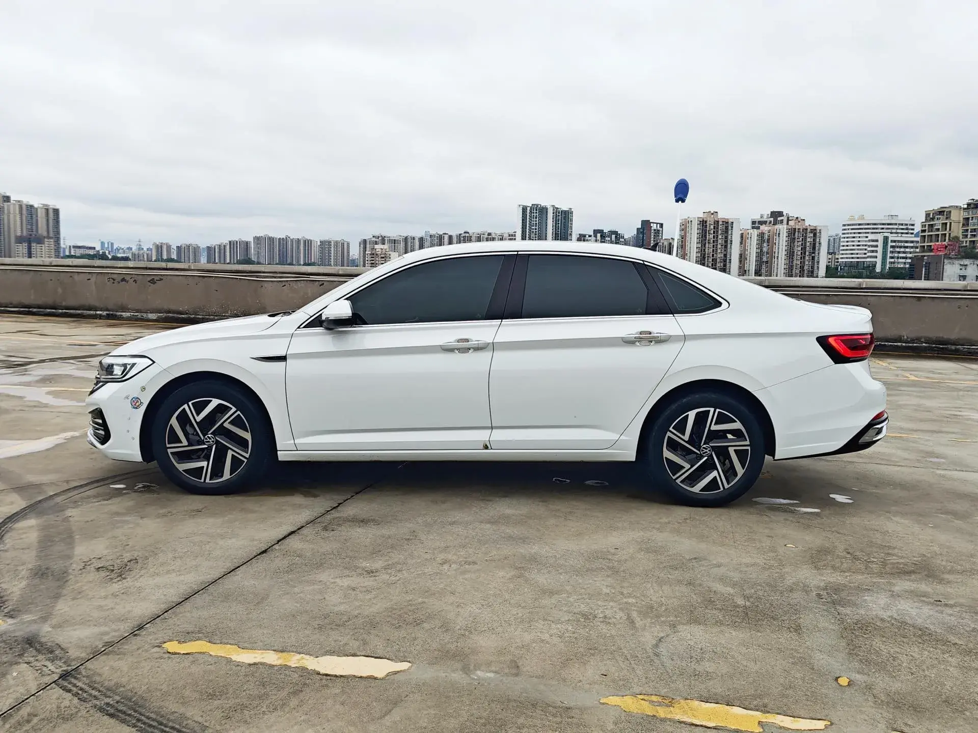 2023 VOLKSWAGEN SAGITAR thumbnail 4