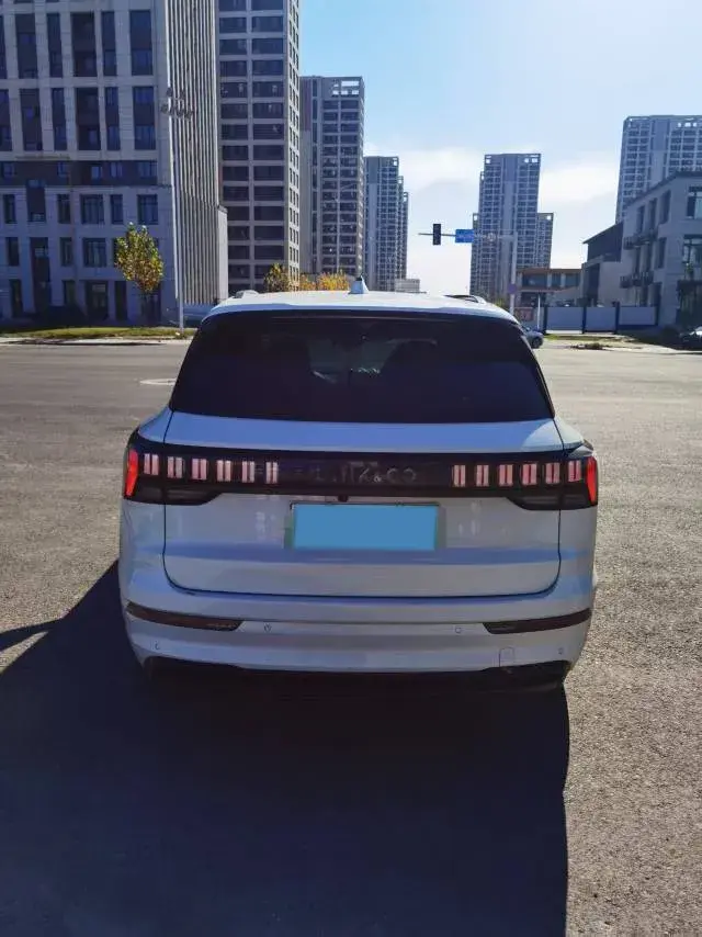 2023 LYNK&CO 09 thumbnail 4