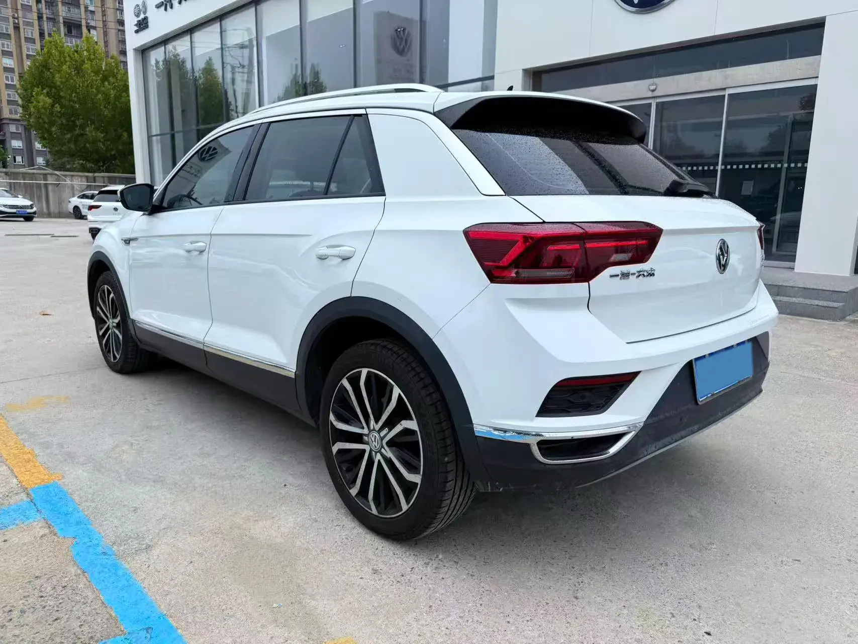 2019 VOLKSWAGEN T-ROC thumbnail 3