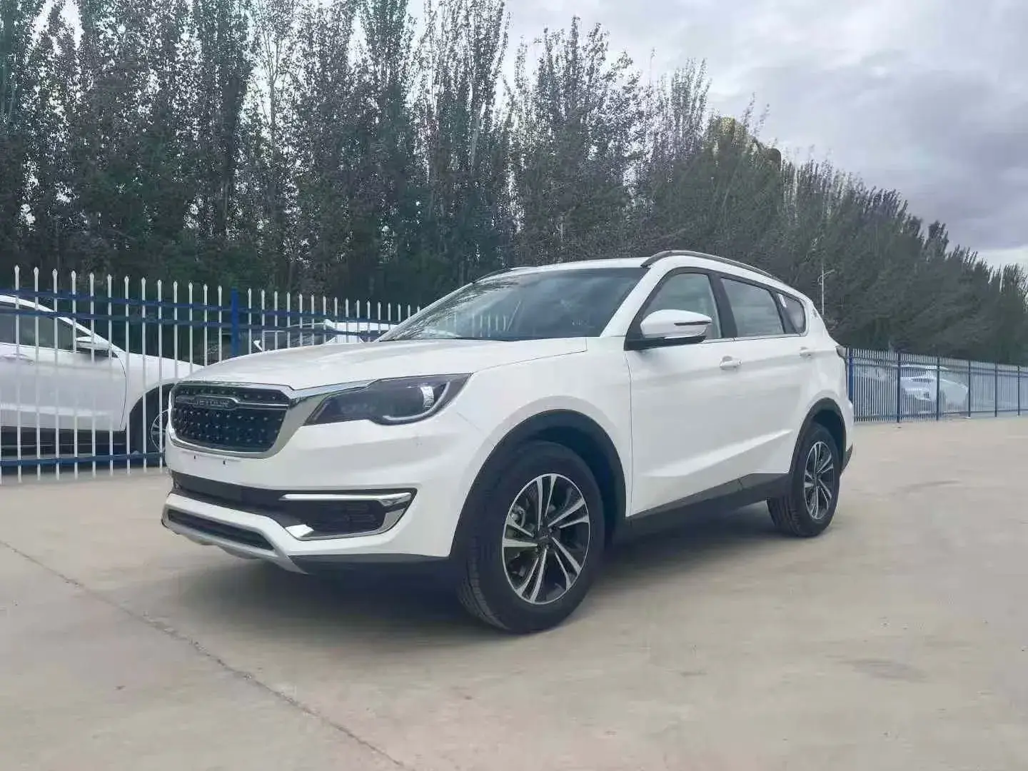 2022 JETOUR X70 view 1