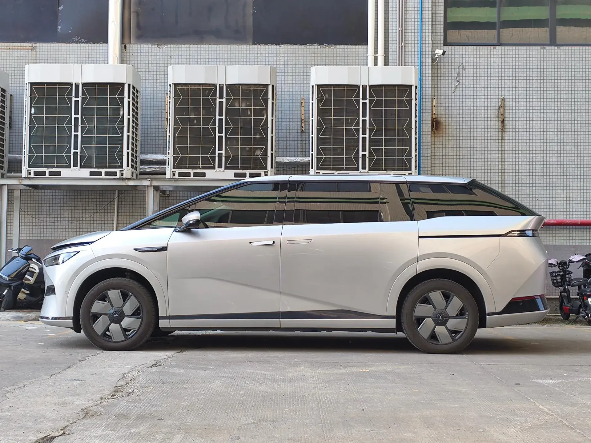 2024 XPENG X9 thumbnail 3