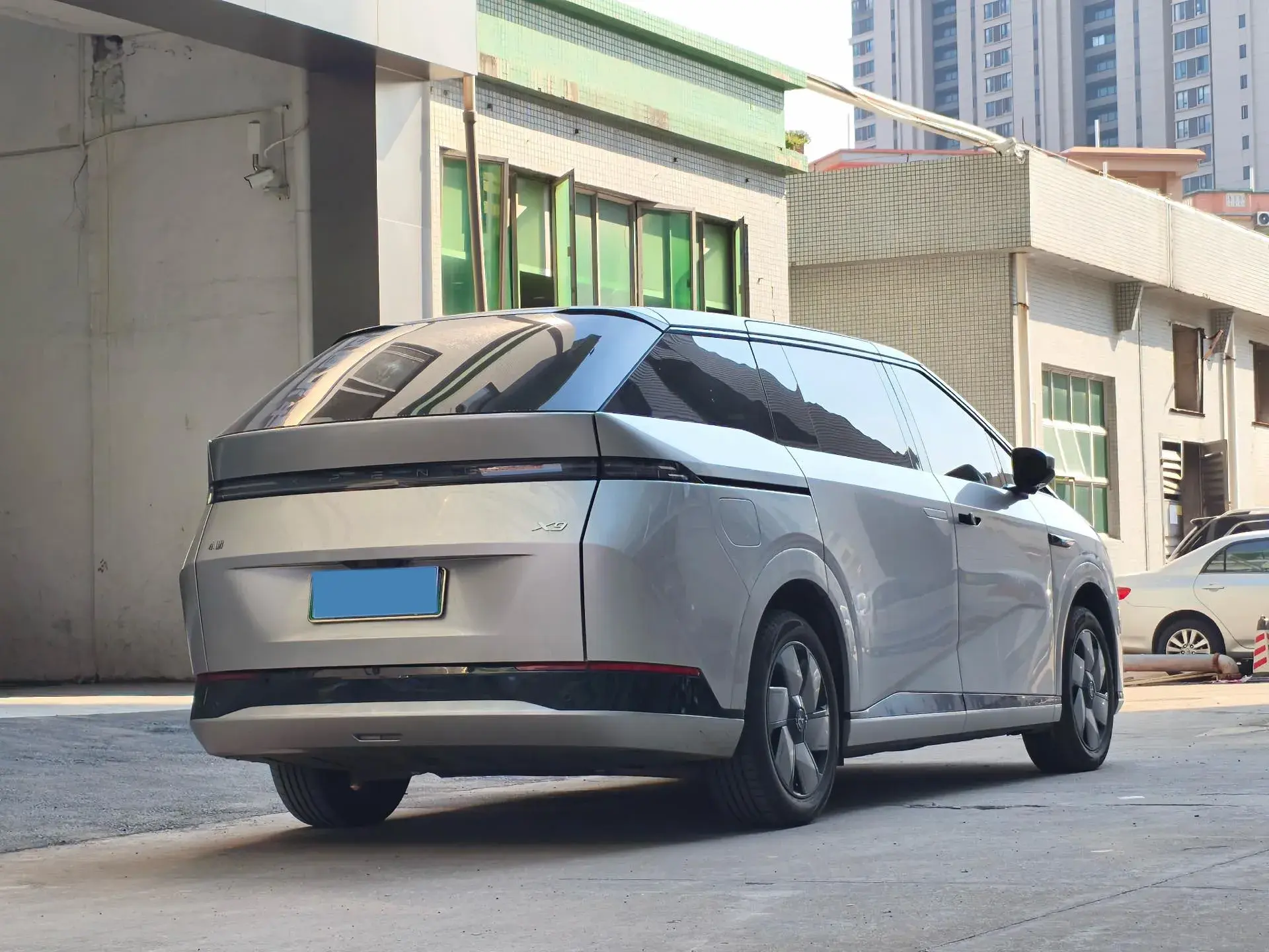 2024 XPENG X9 thumbnail 4