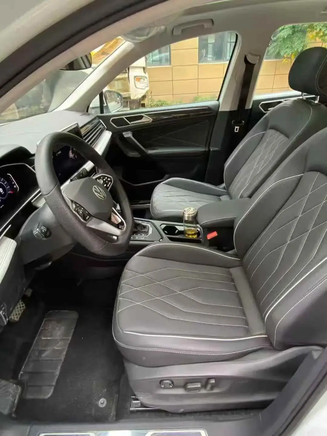 2023 VOLKSWAGEN TIGUAN thumbnail 4