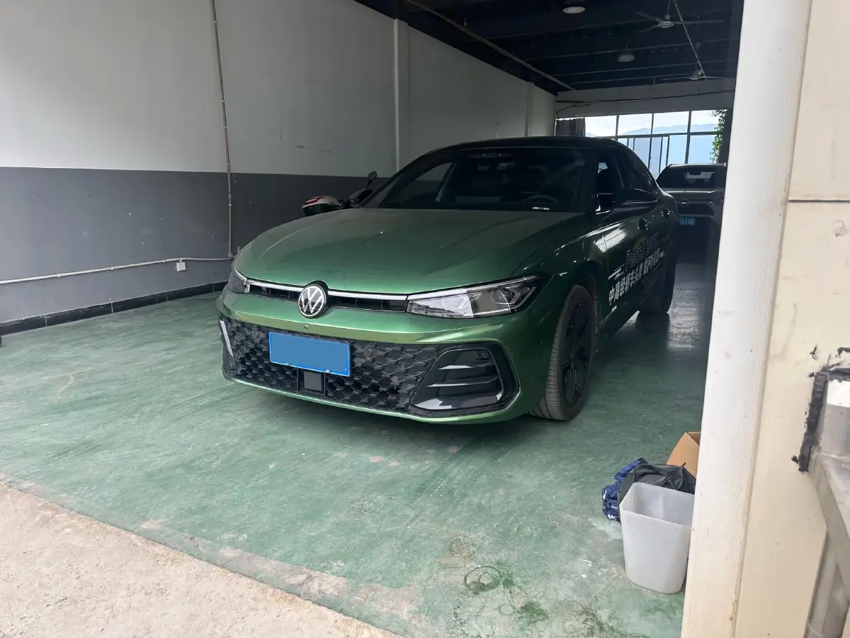 2025 Volkswagen Passat 2.0T 220HP L4 7DCT