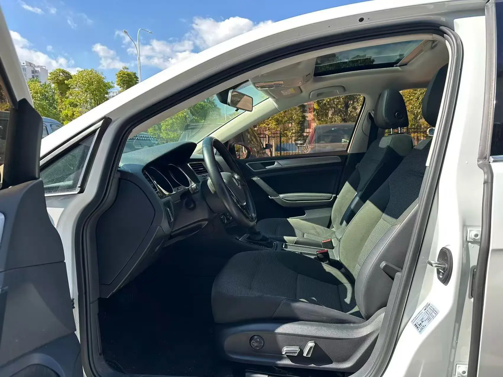 2020 VOLKSWAGEN GOLF thumbnail 4