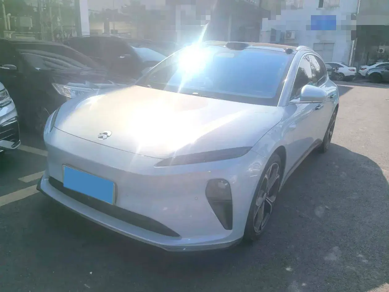 2023 NIO ET5T view 1