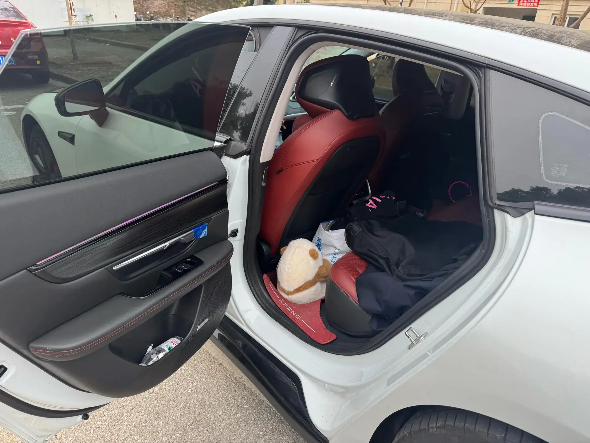 2020 XPENG P7 thumbnail 4