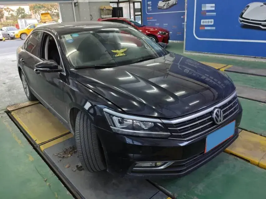 2017 VOLKSWAGEN PASSAT thumbnail 4