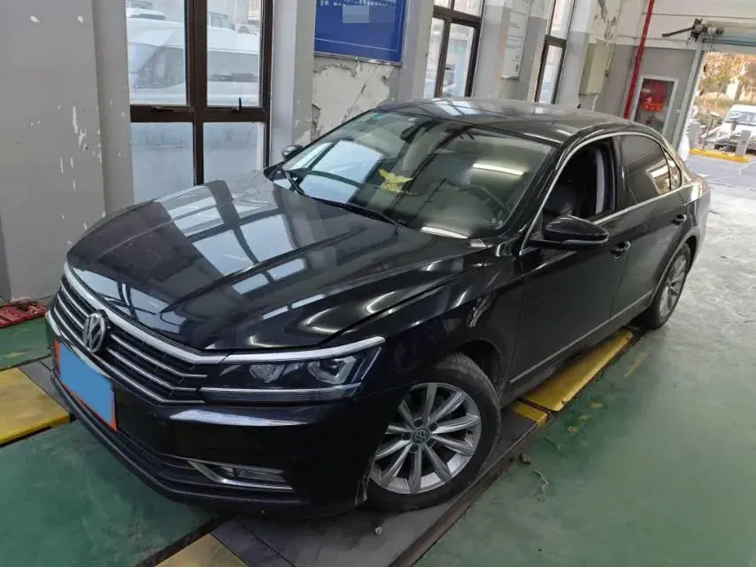 2017 VOLKSWAGEN PASSAT view 1