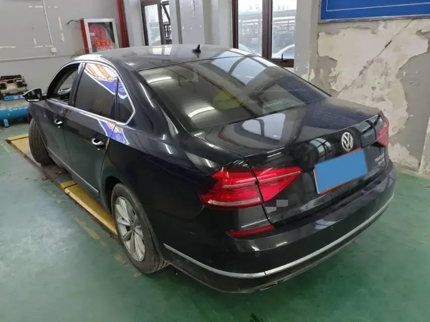 2017 VOLKSWAGEN PASSAT thumbnail 3