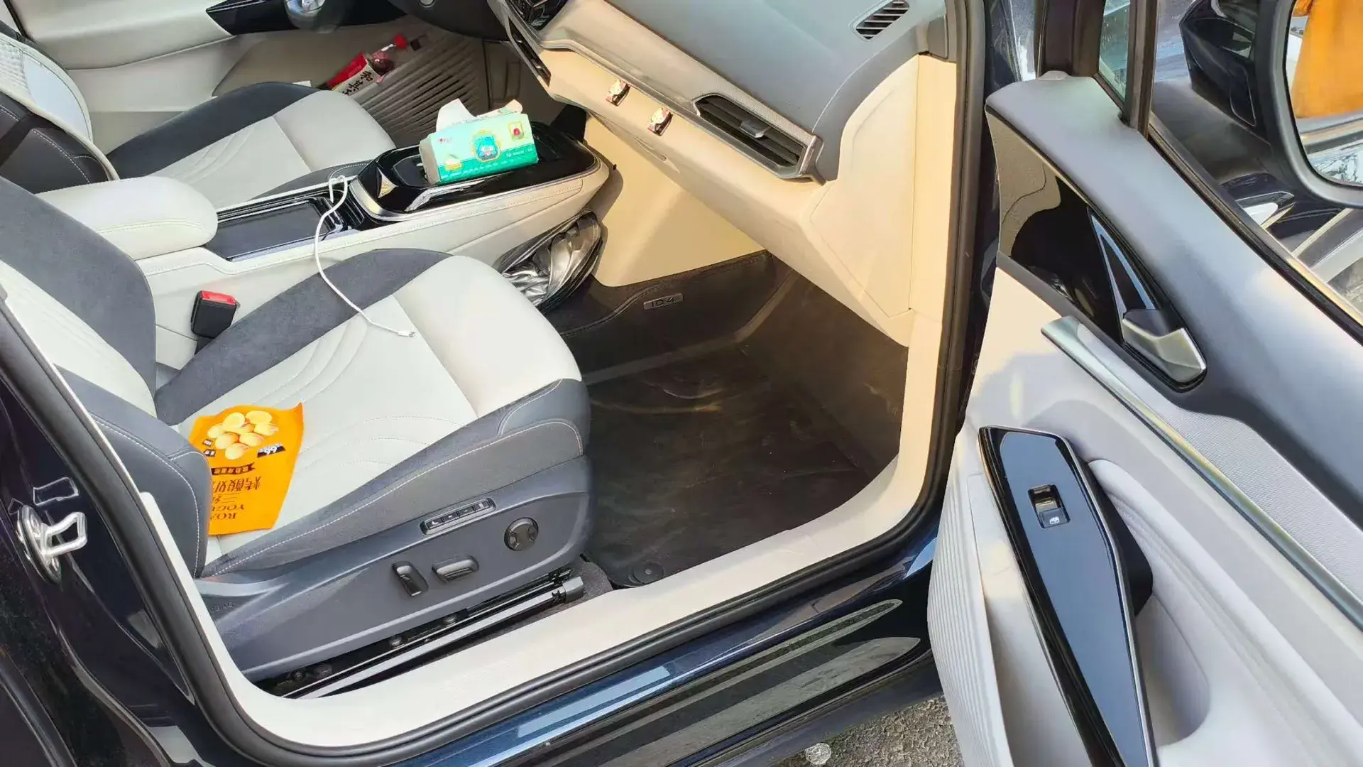 2021 VOLKSWAGEN ID.4 thumbnail 3