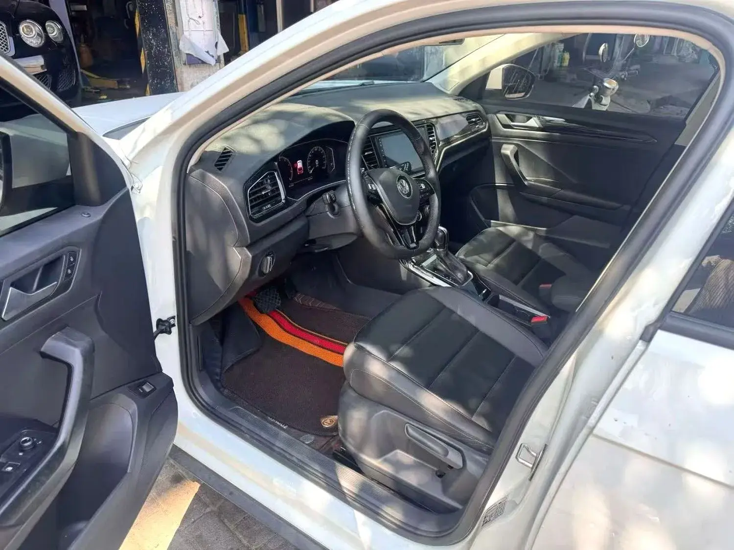 2020 VOLKSWAGEN T-ROC thumbnail 4