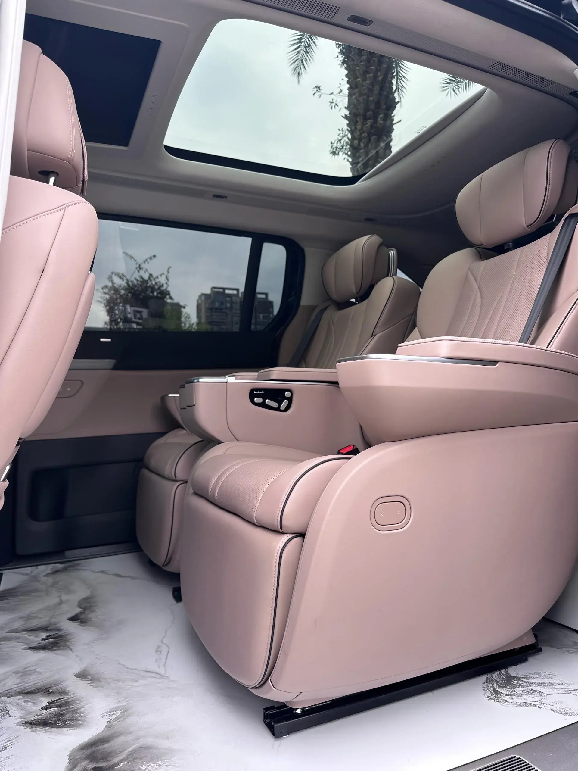 2024 XPENG X9 thumbnail 4