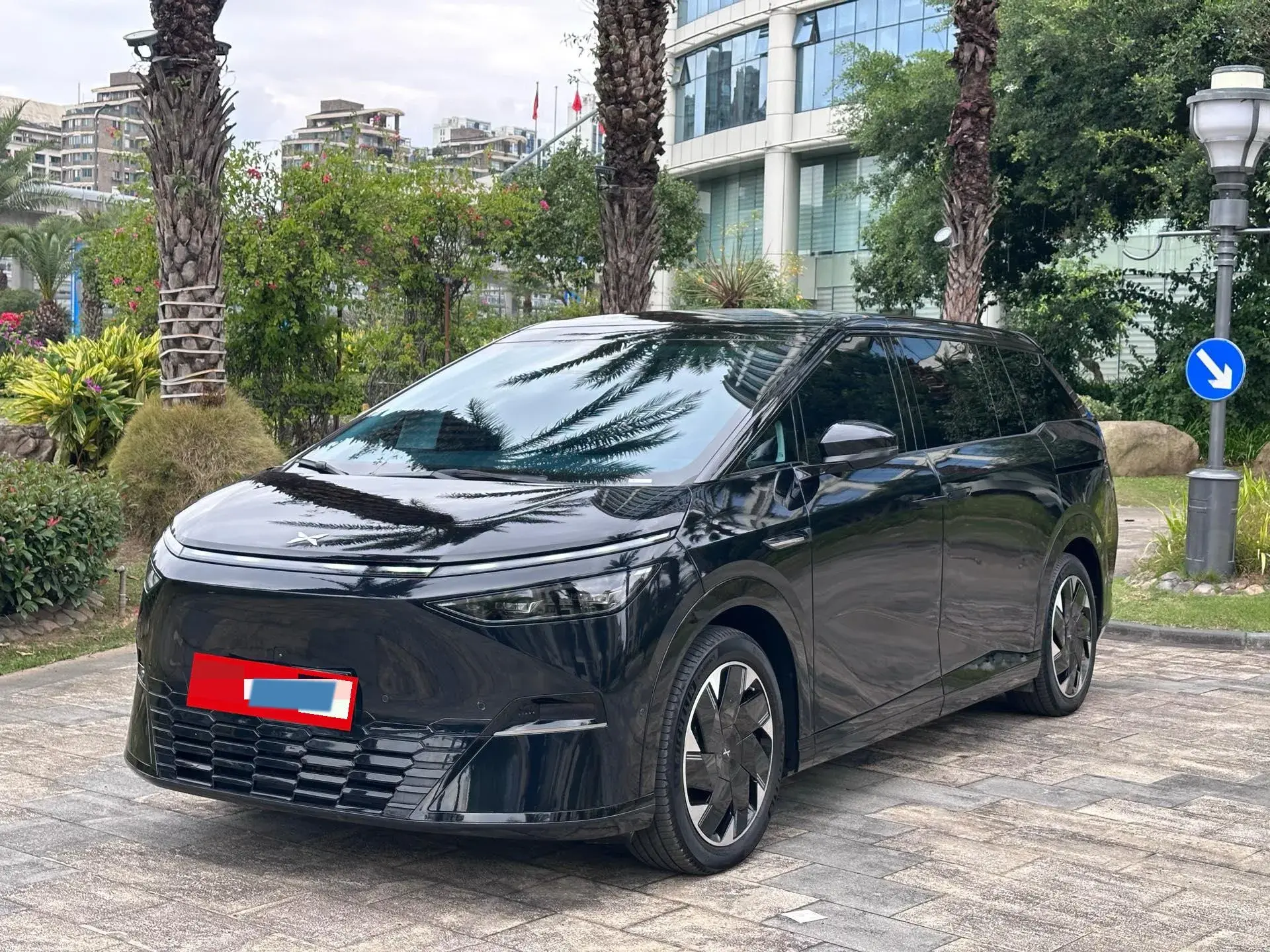 2024 XPENG X9 view 1