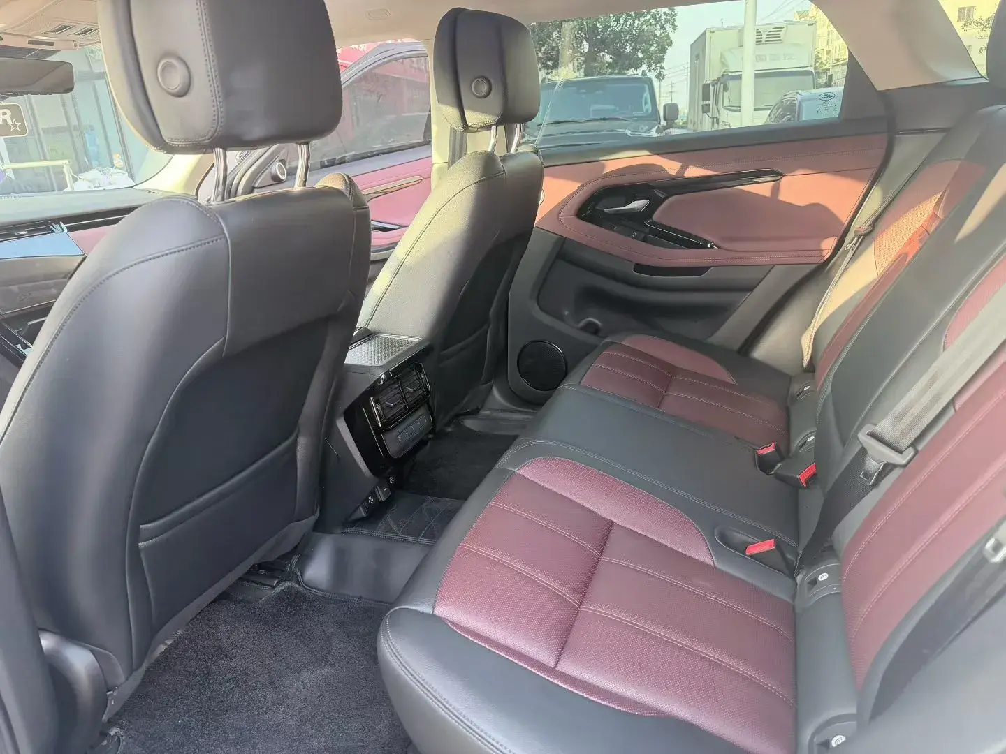 2024 LAND ROVER thumbnail 3