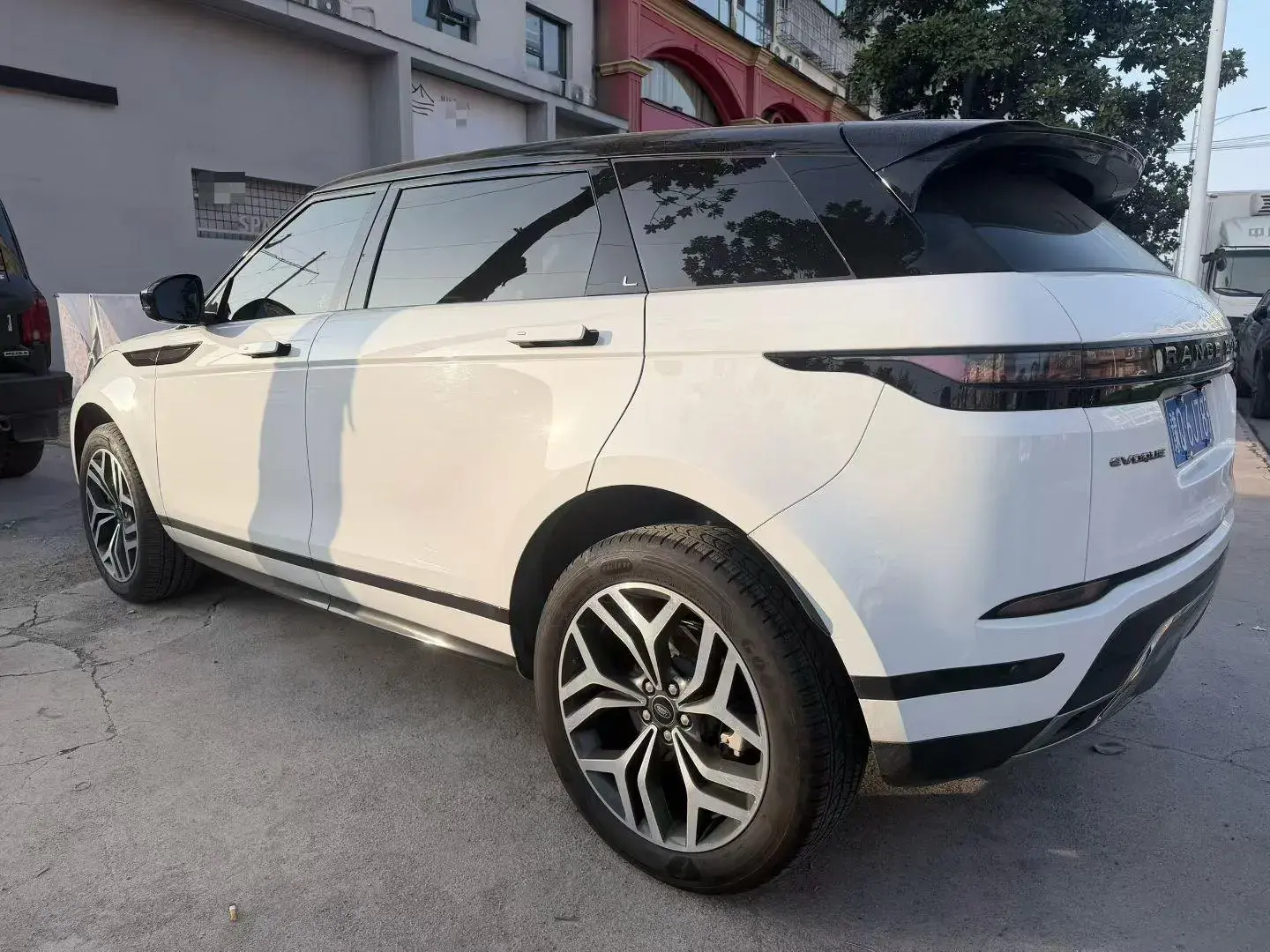 2024 LAND ROVER thumbnail 4