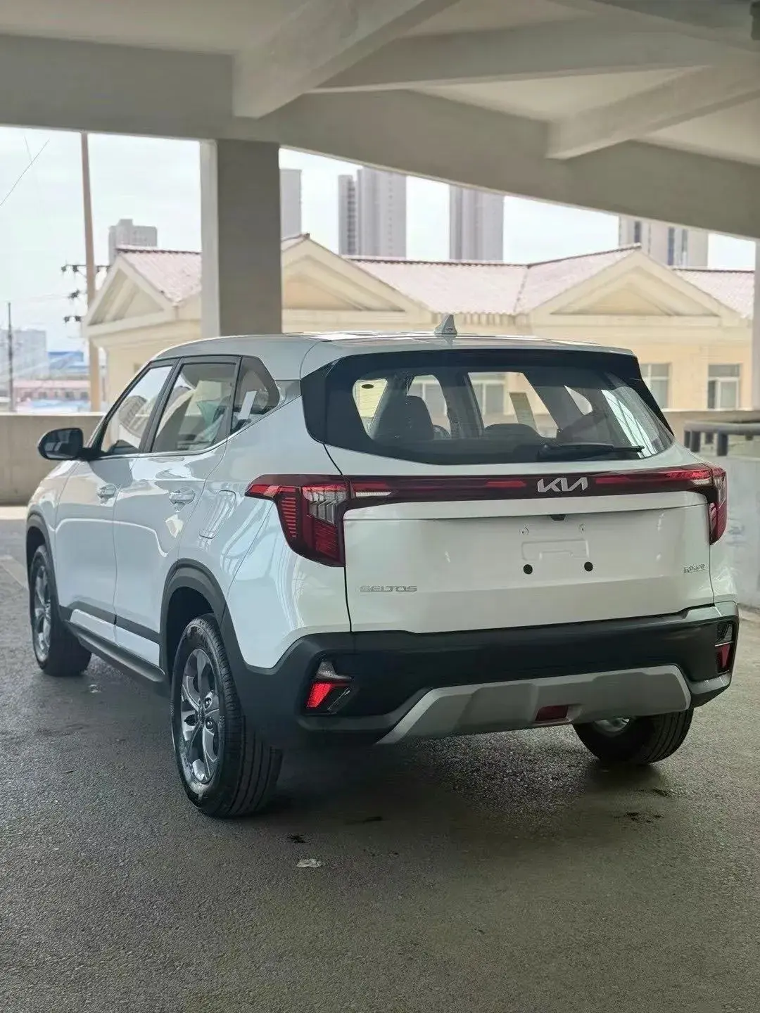 2023 KIA SELTOS thumbnail 4