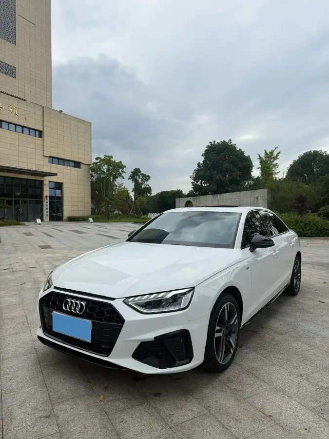 2022 Audi A4L 2.0T 190HP L4 7DCT