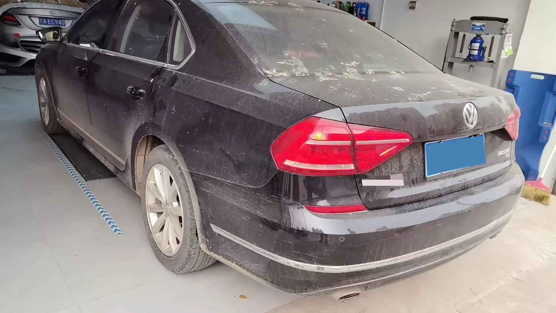 2017 VOLKSWAGEN PASSAT thumbnail 3