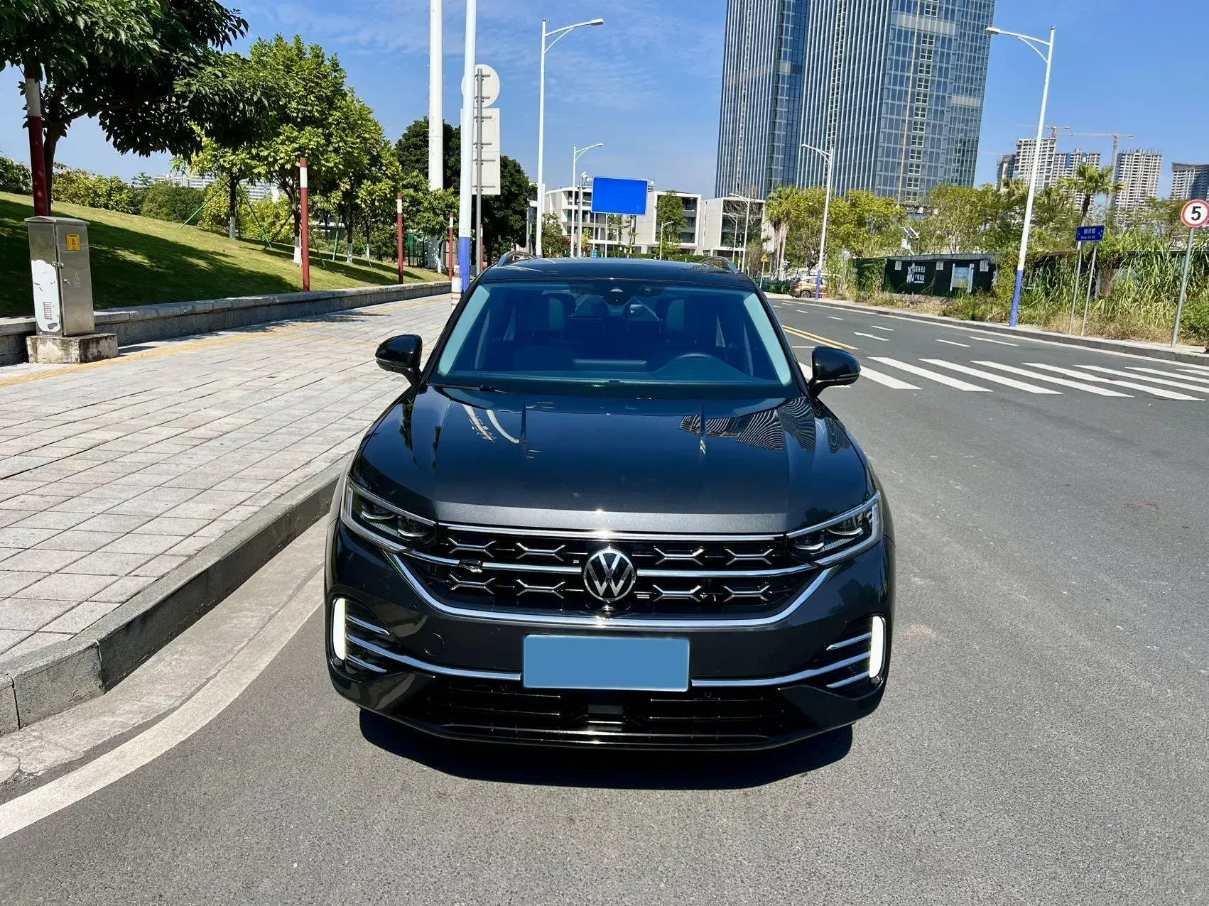 2023 VOLKSWAGEN TAYRON thumbnail 3