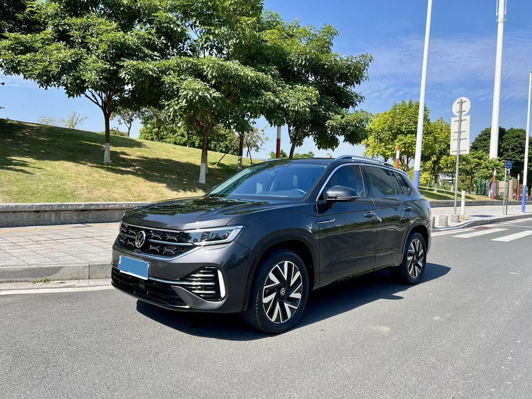 2023 VOLKSWAGEN TAYRON view 1