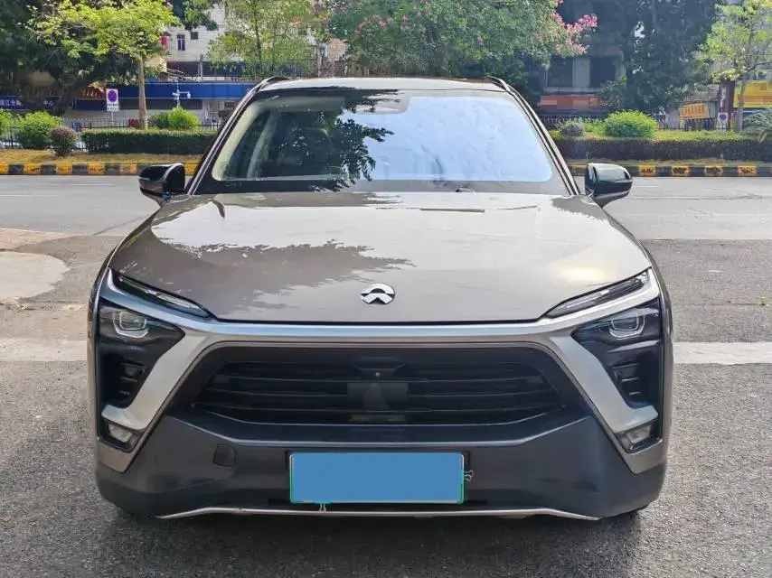 2018 NIO ES8 thumbnail 3