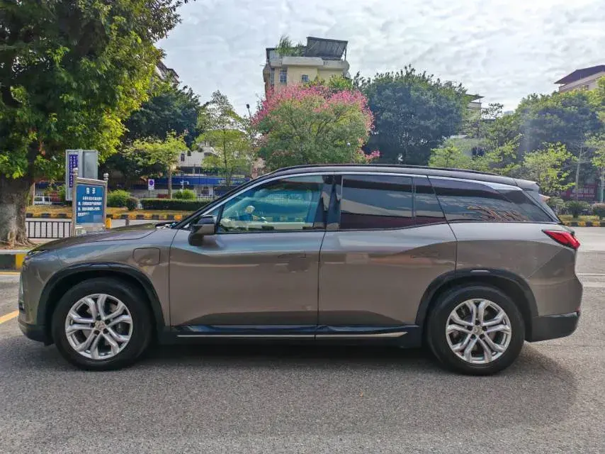 2018 NIO ES8 thumbnail 4