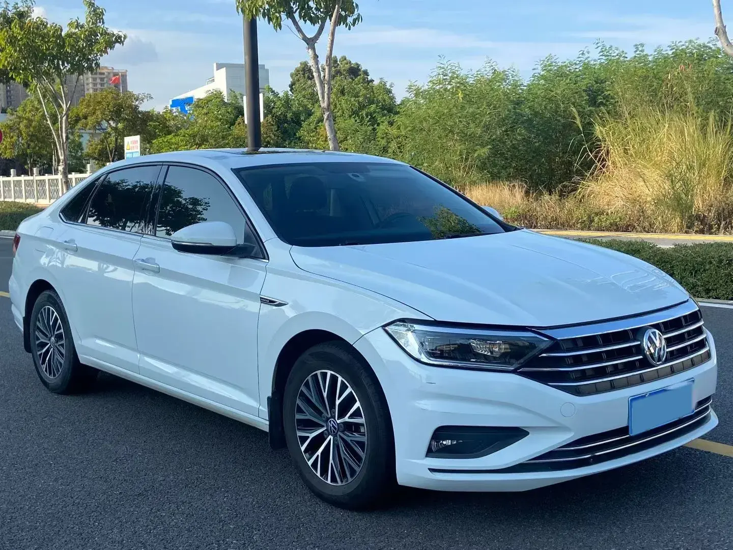 2019 VOLKSWAGEN SAGITAR thumbnail 3