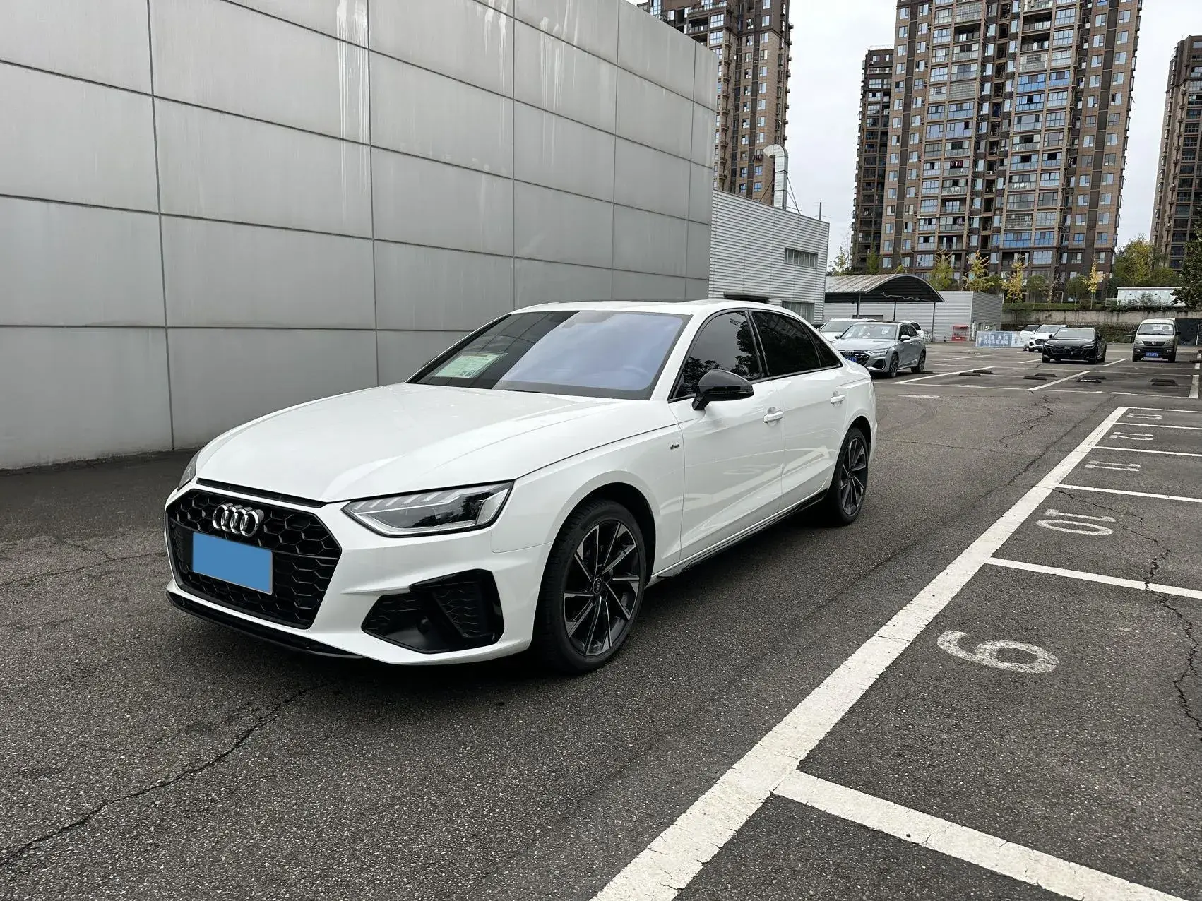 2025 AUDI A4L view 1