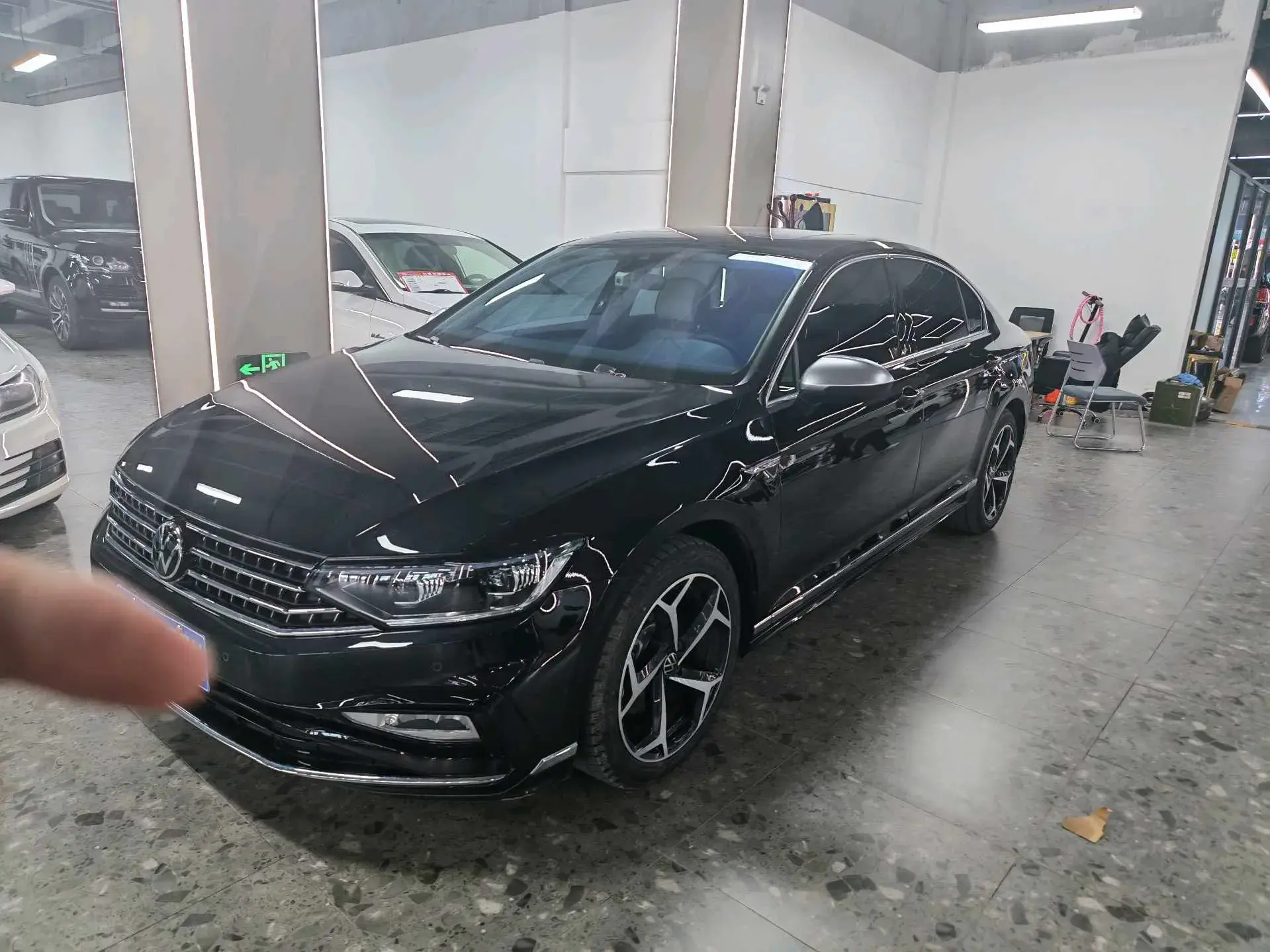 2025 VOLKSWAGEN MAGOTAN view 1