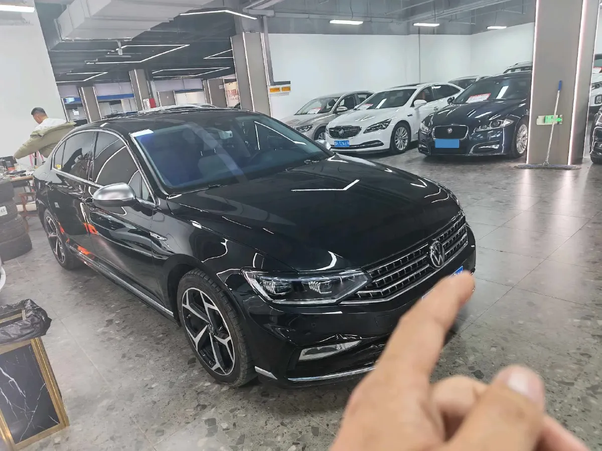 2025 Volkswagen Magotan 2.0T 186HP L4 7DCT,autocango,china used car exporter,china ev exporter,chinese used car exporter,chinese used ev exporter