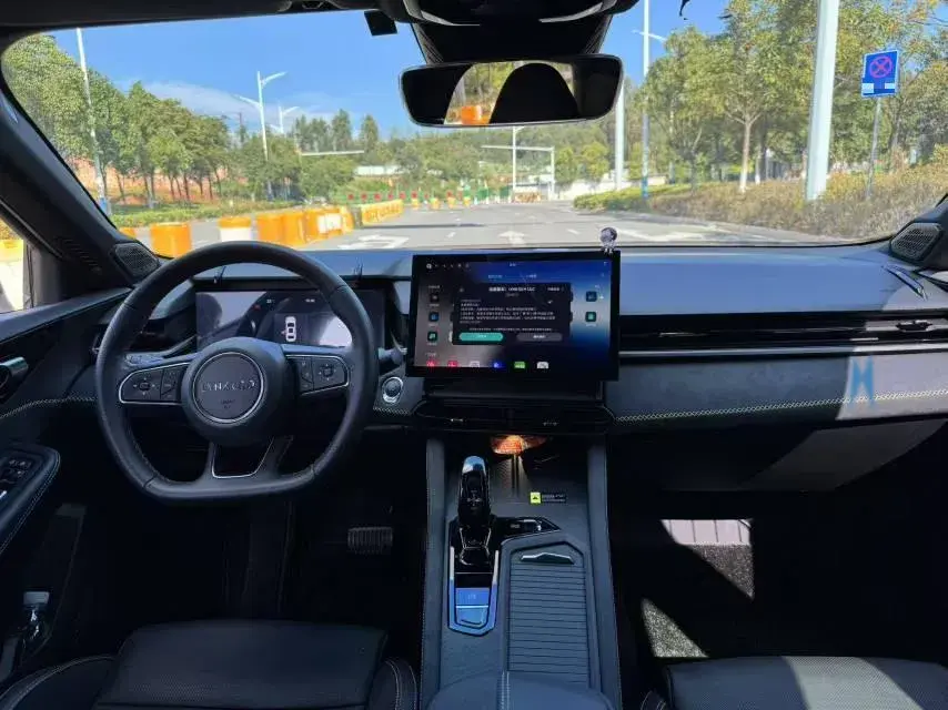 2023 LYNK&CO 03 thumbnail 4