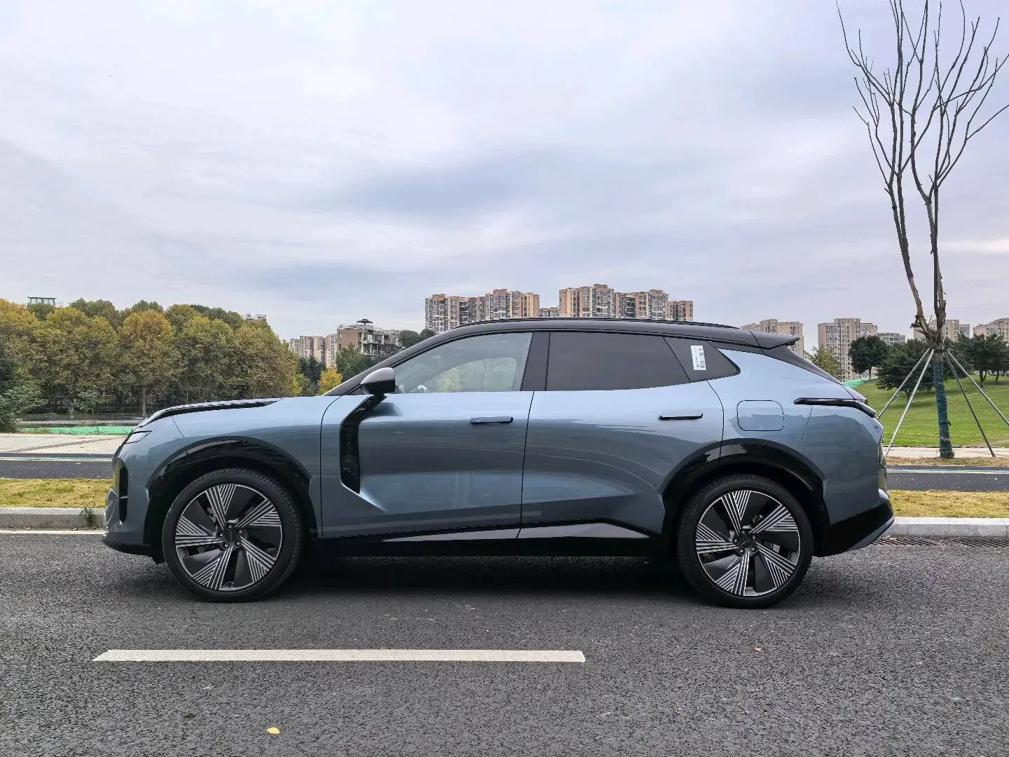 2025 LYNK&CO 08 thumbnail 3