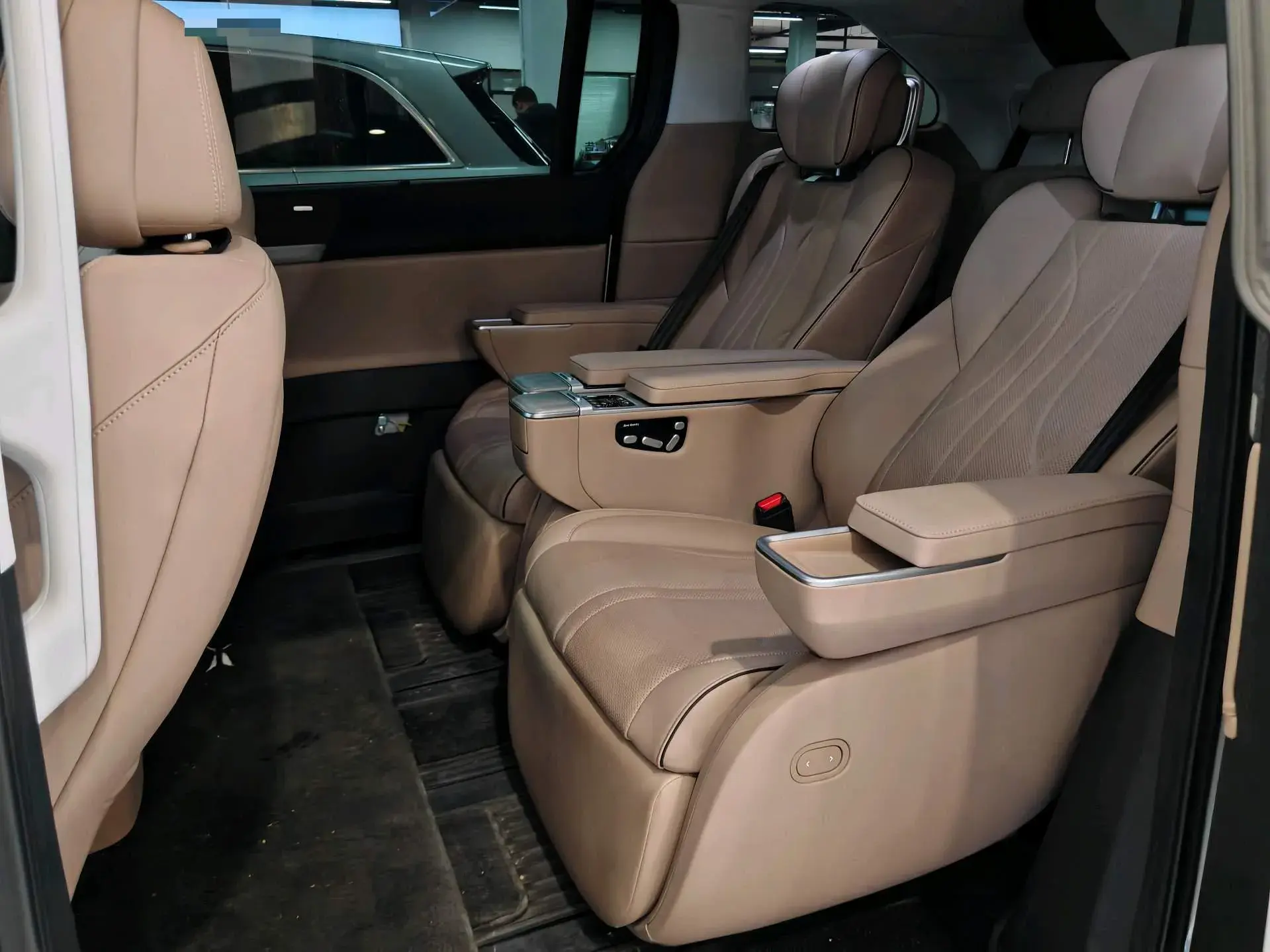 2024 XPENG X9 thumbnail 4