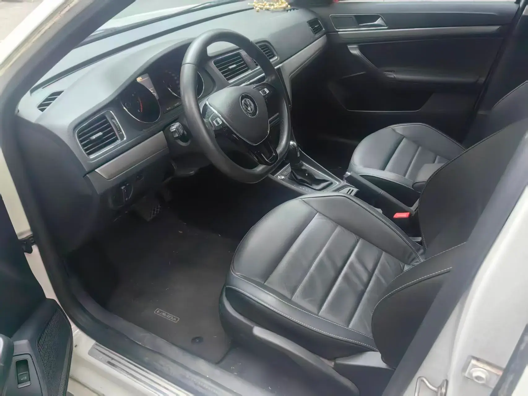 2017 VOLKSWAGEN LAVIDA thumbnail 3