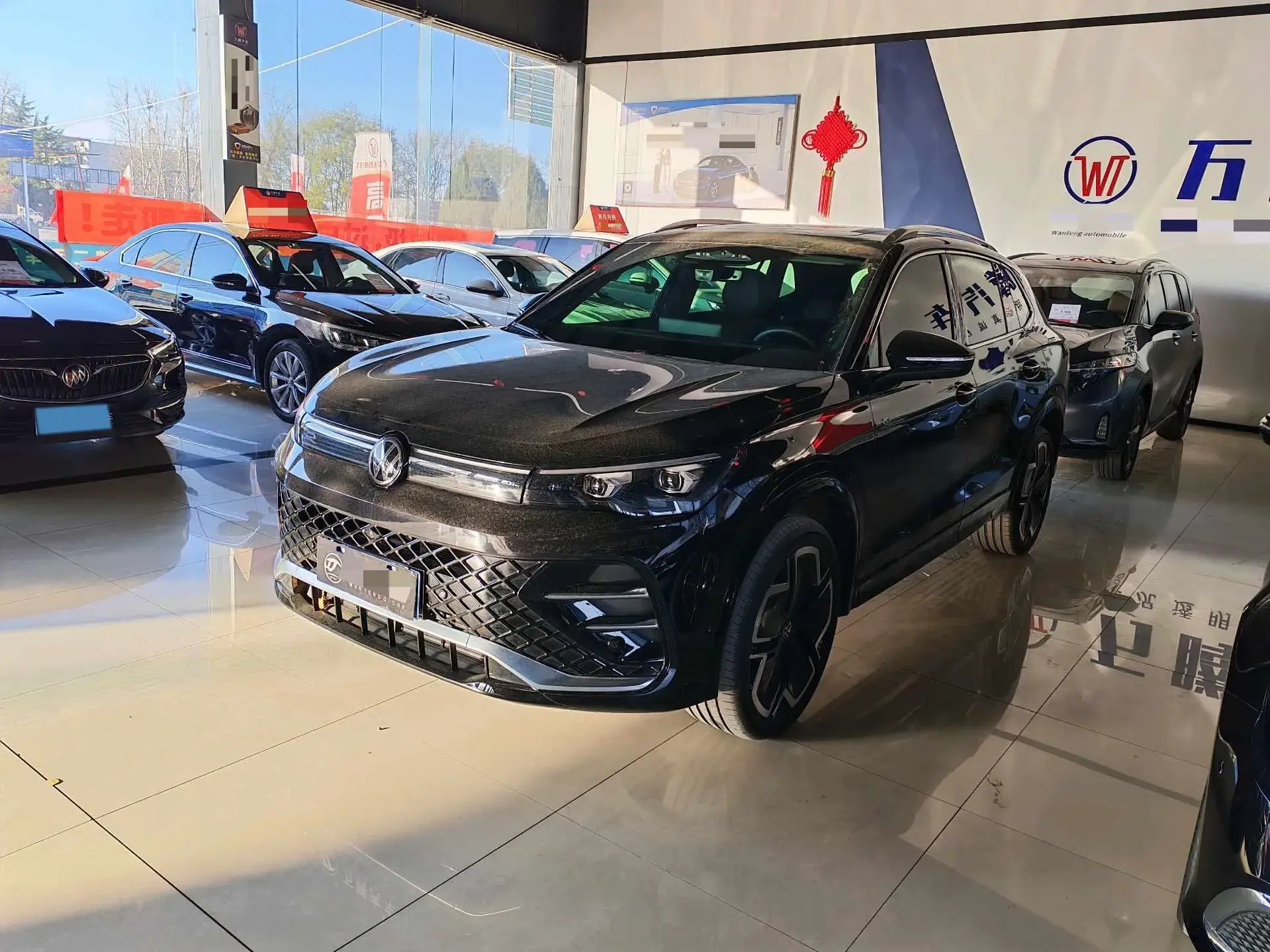 2024 VOLKSWAGEN TIGUAN view 1