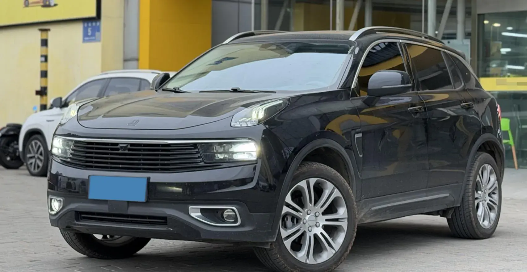 2019 LYNK&CO 01 view 1