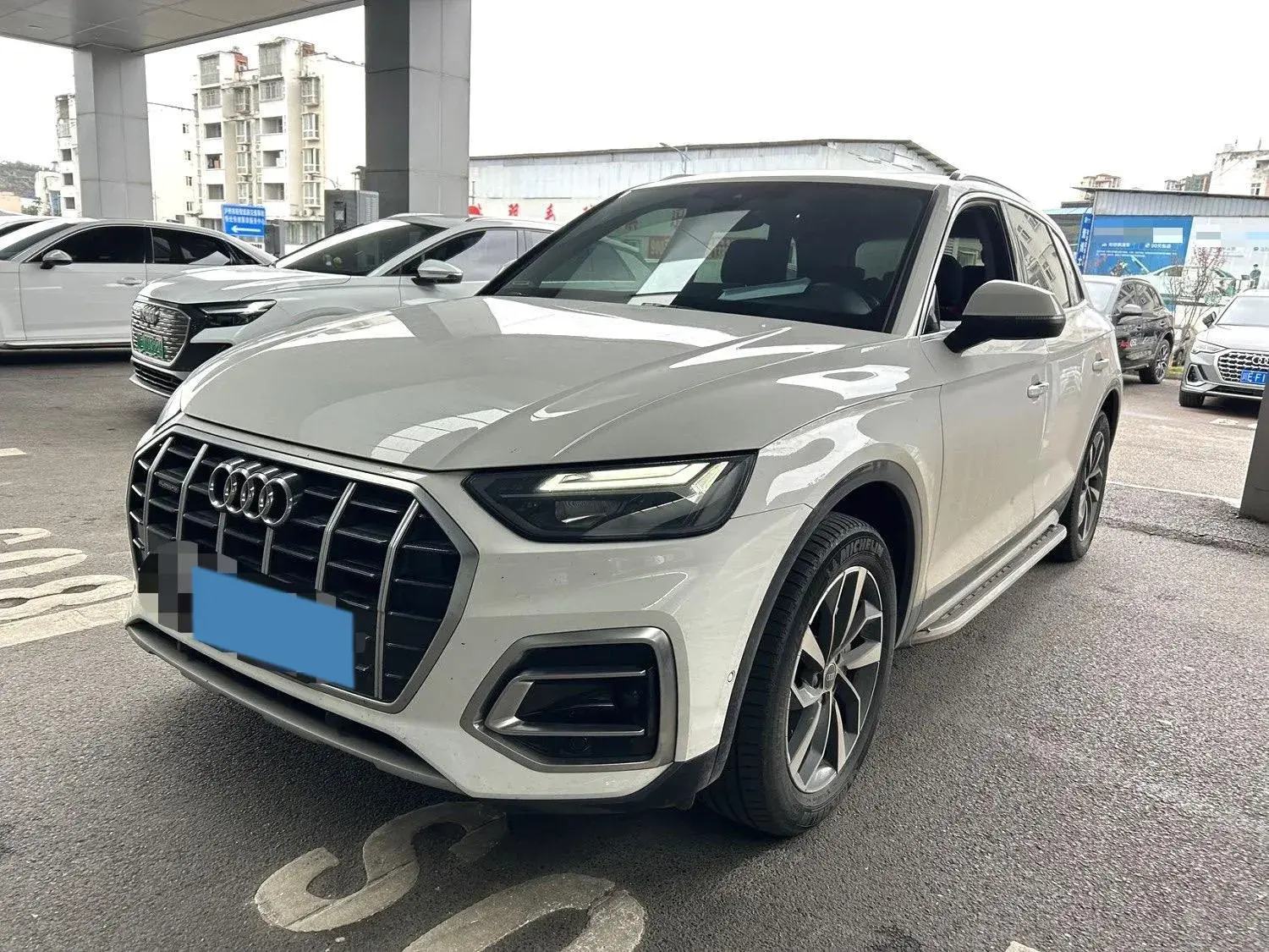 2022 AUDI Q5L view 1