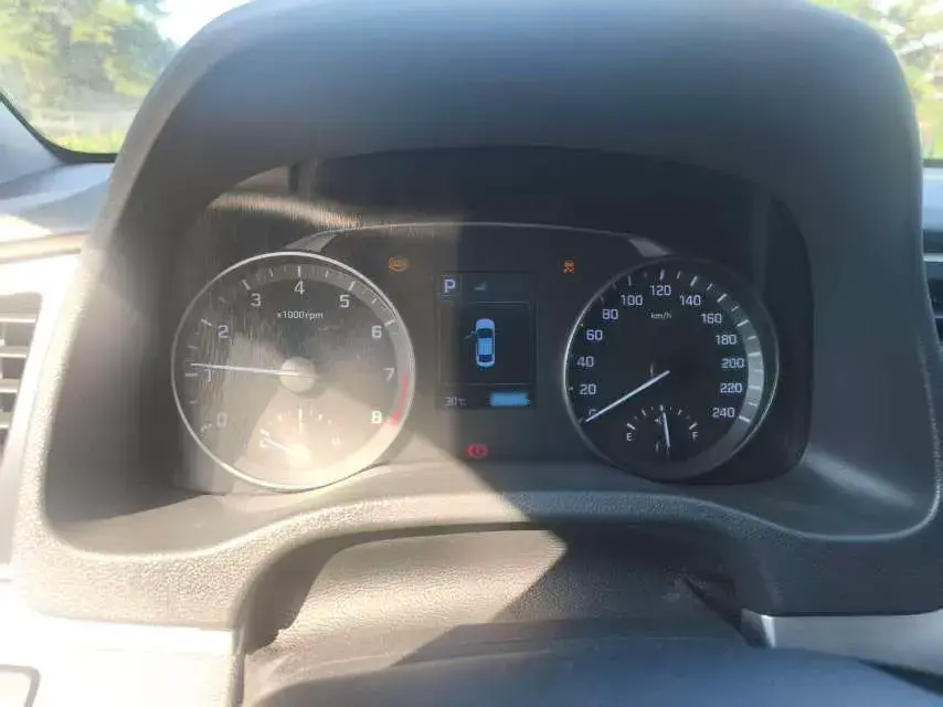 2016 HYUNDAI ELANTRA thumbnail 4