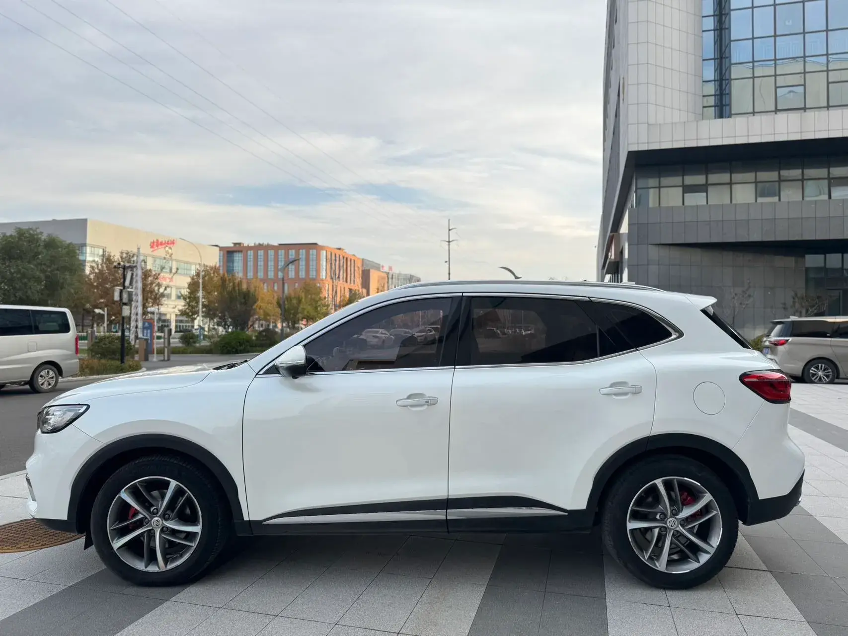 2019 MG HS thumbnail 3