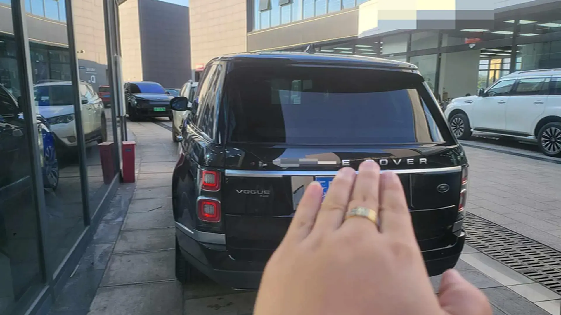 2021 LAND ROVER thumbnail 4